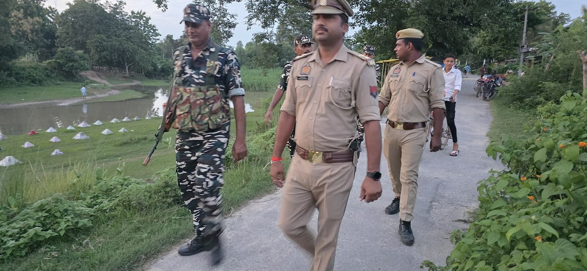 maharajganjpol's tweet photo. #Maharajganjpolice
#SPMRJ  के निर्देशन में राष्ट्रीय पर्व स्वतंत्रता दिवस की पूर्व संध्या पर शान्ति एवं कानून-व्यवस्था बनाये रखने के दृष्टिगत थाना सोनौली #Ic_Op_खनुआ द्वारा अन्तर्राष्ट्रीय सीमा पर SSB बल के साथ  #Footpatrolling की गयी।
@Uppolice https://t.co/zAWt0GCl5i