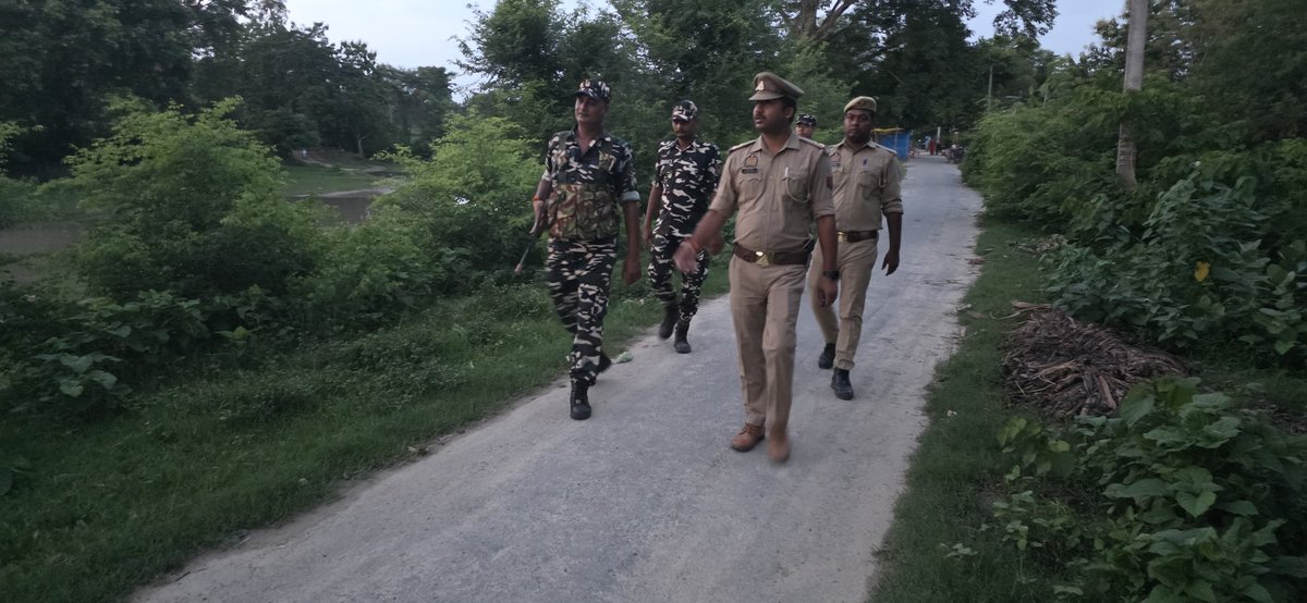 maharajganjpol's tweet photo. #Maharajganjpolice
#SPMRJ  के निर्देशन में राष्ट्रीय पर्व स्वतंत्रता दिवस की पूर्व संध्या पर शान्ति एवं कानून-व्यवस्था बनाये रखने के दृष्टिगत थाना सोनौली #Ic_Op_खनुआ द्वारा अन्तर्राष्ट्रीय सीमा पर SSB बल के साथ  #Footpatrolling की गयी।
@Uppolice https://t.co/zAWt0GCl5i