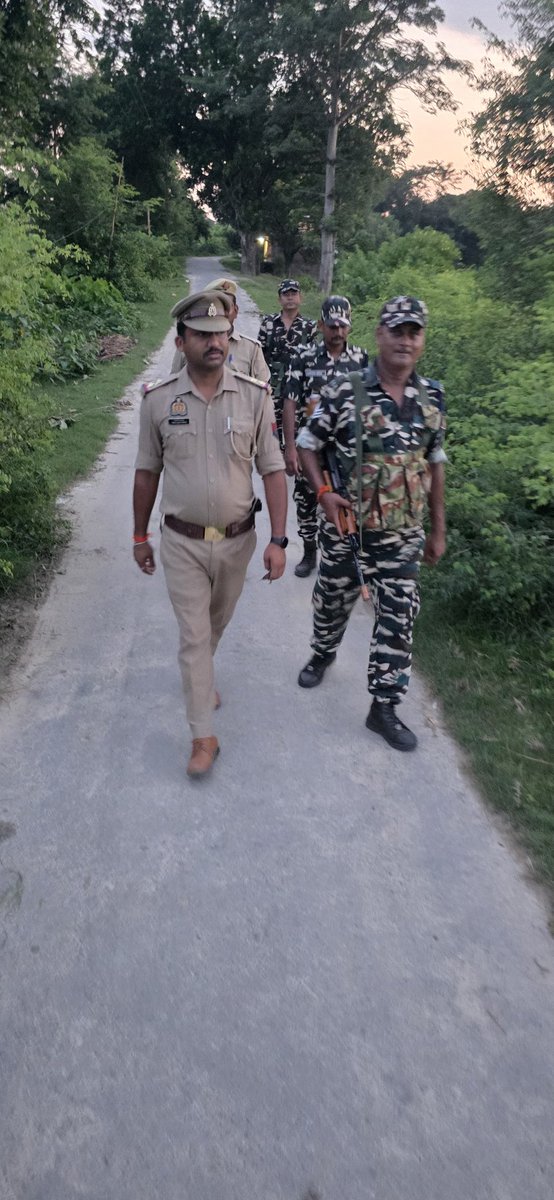 maharajganjpol's tweet photo. #Maharajganjpolice
#SPMRJ  के निर्देशन में राष्ट्रीय पर्व स्वतंत्रता दिवस की पूर्व संध्या पर शान्ति एवं कानून-व्यवस्था बनाये रखने के दृष्टिगत थाना सोनौली #Ic_Op_खनुआ द्वारा अन्तर्राष्ट्रीय सीमा पर SSB बल के साथ  #Footpatrolling की गयी।
@Uppolice https://t.co/zAWt0GCl5i