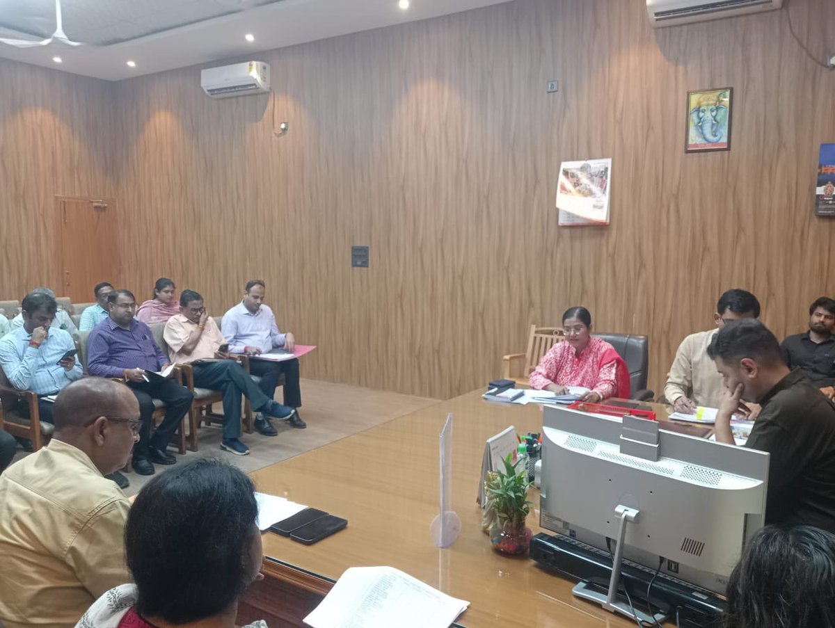 dmhardoi's tweet photo. कलेक्ट्रेट कक्ष में संबंधित अधिकारियों के साथ 11 जुलाई से 30 जुलाई के मध्य प्राप्त स्टार संदर्भों की समीक्षा की गई तथा समय व निस्तारण गुणवत्ता के संबंध में आवश्यक निर्देश दिए गए।
@CMOfficeUP 
@InfoDeptUP 
@UPGovt https://t.co/0sET8szmy5