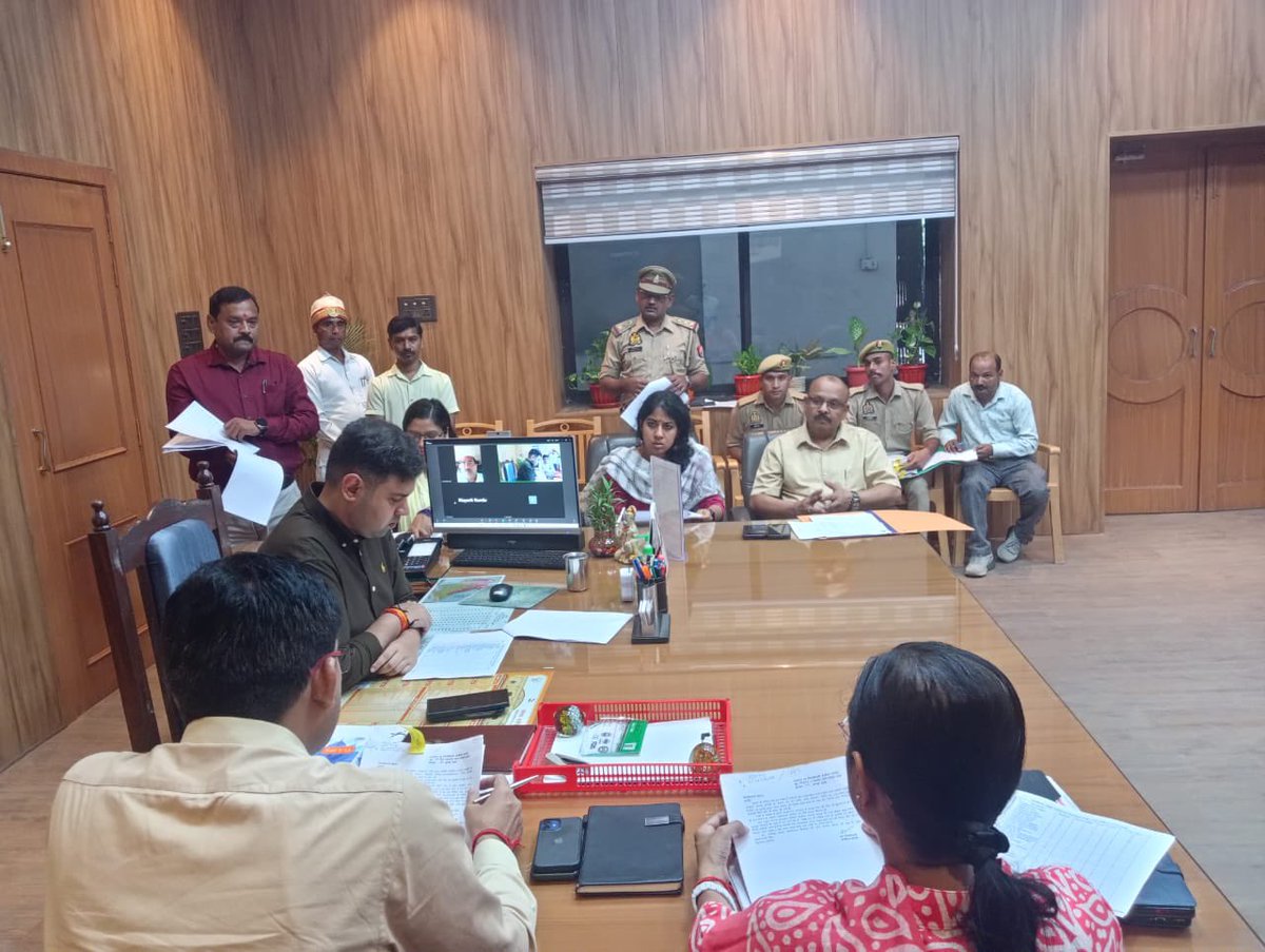 dmhardoi's tweet photo. कलेक्ट्रेट कक्ष में संबंधित अधिकारियों के साथ 11 जुलाई से 30 जुलाई के मध्य प्राप्त स्टार संदर्भों की समीक्षा की गई तथा समय व निस्तारण गुणवत्ता के संबंध में आवश्यक निर्देश दिए गए।
@CMOfficeUP 
@InfoDeptUP 
@UPGovt https://t.co/0sET8szmy5