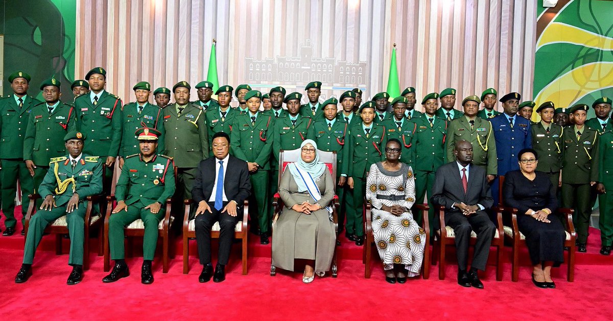 📍Ikulu, Magogoni, Dar es Salaam

Rais wa Jamhuri ya Muungano wa Tanzania na Amiri Jeshi Mkuu, Mhe. Dkt. Samia Suluhu Hassan akiwa kwenye picha ya pamoja na Makamu wa Rais wa CISM Kanda ya Afrika Meja Jenerali Maikano Abdullahi kutoka Nigeria mara baada ya kutunukiwaNishani ya
