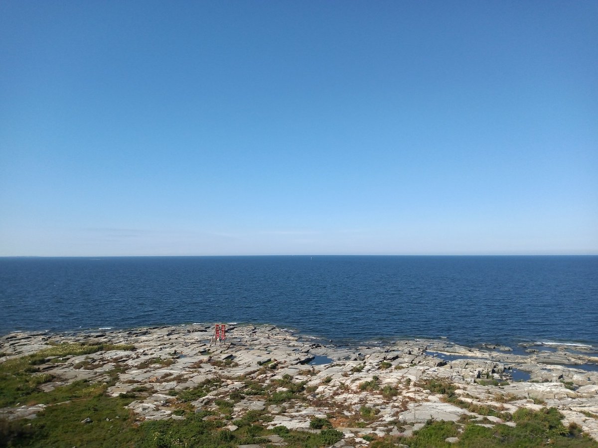 Huomenta. Kaffen myötä saa alkaa lukuvuoden toisen viikon päätös yksin- ja yhteissuunnittelun merkeissä. Viikko on ollut sopivan monimuotoinen. Reissutyöt antavat vielä odottaa. Kuva on Kylmäpihlajan majakalta Selkämerelle. Hyvää perjantaita &amp; lähestyvää viikonloppua.