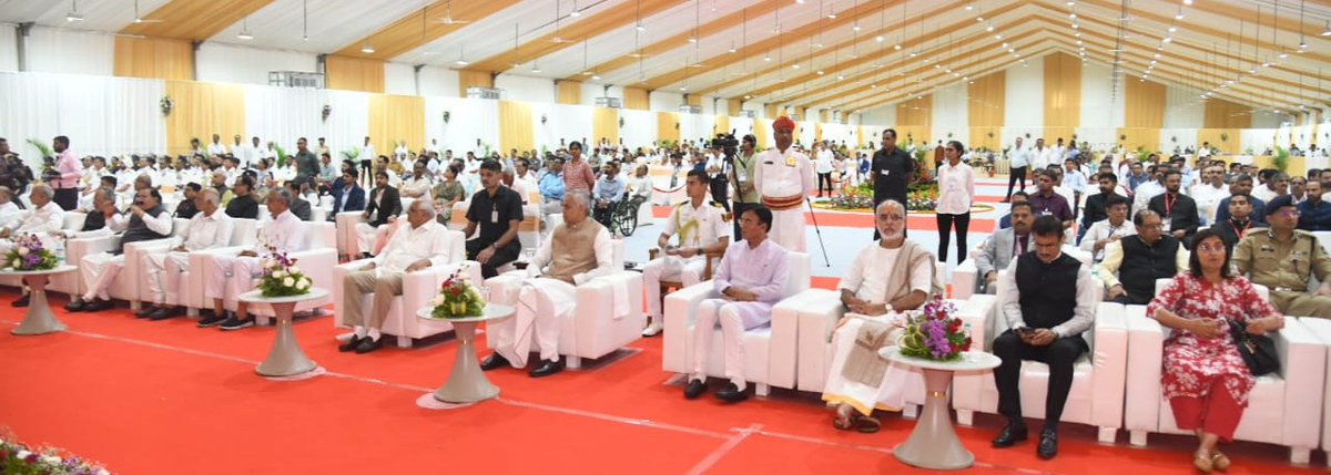 ADevvrat's tweet photo. महात्मा गांधीजी की जन्मभूमि पोरबंदर में आज स्वतंत्रता पर्व की पूर्व संध्या पर मुख्यमंत्री श्री भूपेंद्रभाई पटेल के साथ मिलकर 'एट होम' समारोह में प्रबुद्ध नागरिकों से मुलाकात कर शुभकामनाओं का आदान-प्रदान किया।
#athome #athomeevent #indipendenceday https://t.co/iUDie7om2m