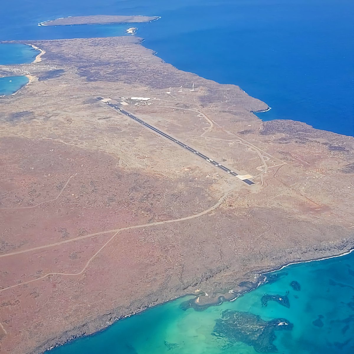 Desde el cielo, la pista de 2.400 m del Aeropuerto Ecológico de #Galápagos se impone en #Baltra, rodeada de mar turquesa.

Aquí, cada vuelo es un puente al mundo y un compromiso con la sostenibilidad de las Islas Encantadas. 🌿✈️

#EcogalSostenible