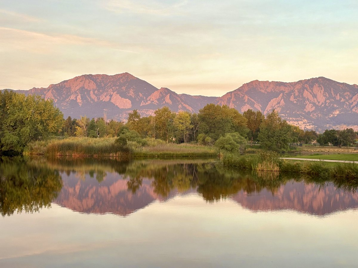 There a lot of beauty in the small things. Boulder and some of my favorite flatiron scrambles seen from a small pond at sunrise this AM ❤️‍🩹