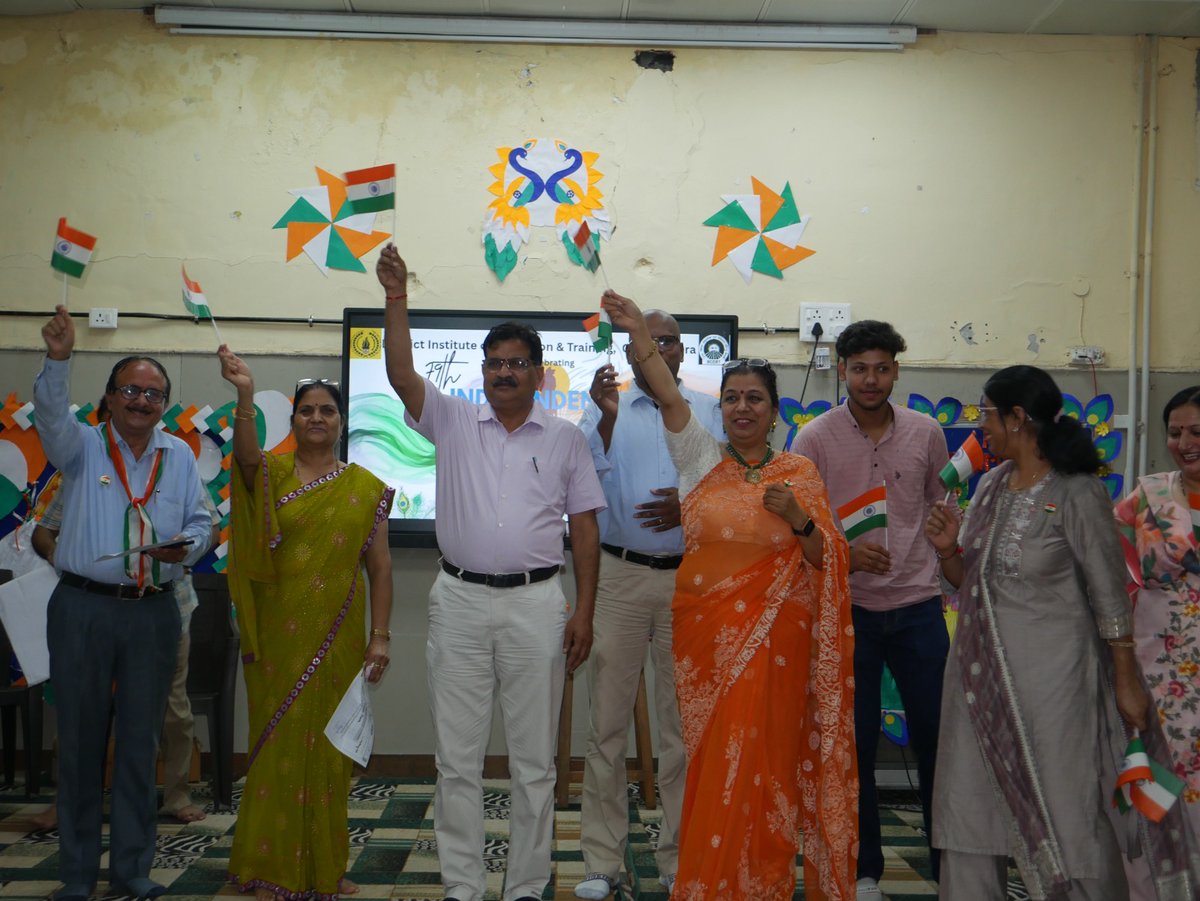 DIET_GHUMANHERA's tweet photo. On #IndependenceDay, we saluted our Vidyajali heroes at DIET Ghumanhera whose selfless support is lighting up classrooms across South West district. You are the true champions of young dreams! 🇮🇳 #VidyajaliSCERTDelhi 
#DIETGhumanhera
#vidyanjali https://t.co/ZEsZ1QkVIG