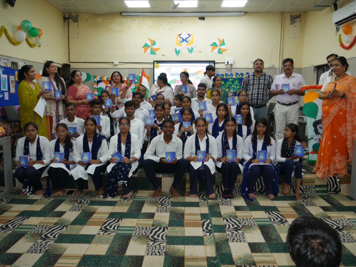 DIET_GHUMANHERA's tweet photo. On #IndependenceDay, we saluted our Vidyajali heroes at DIET Ghumanhera whose selfless support is lighting up classrooms across South West district. You are the true champions of young dreams! 🇮🇳 #VidyajaliSCERTDelhi 
#DIETGhumanhera
#vidyanjali https://t.co/ZEsZ1QkVIG