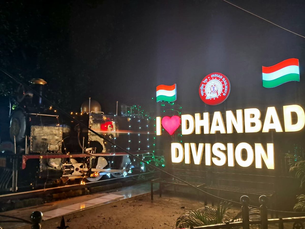 आज़ादी का उत्सव!
79वें स्वतंत्रता दिवस की पूर्व संध्या पर तिरंगे की आभा से आलोकित मंडल रेल प्रबंधक कार्यालय धनबाद ।
#IndependenceDay2025