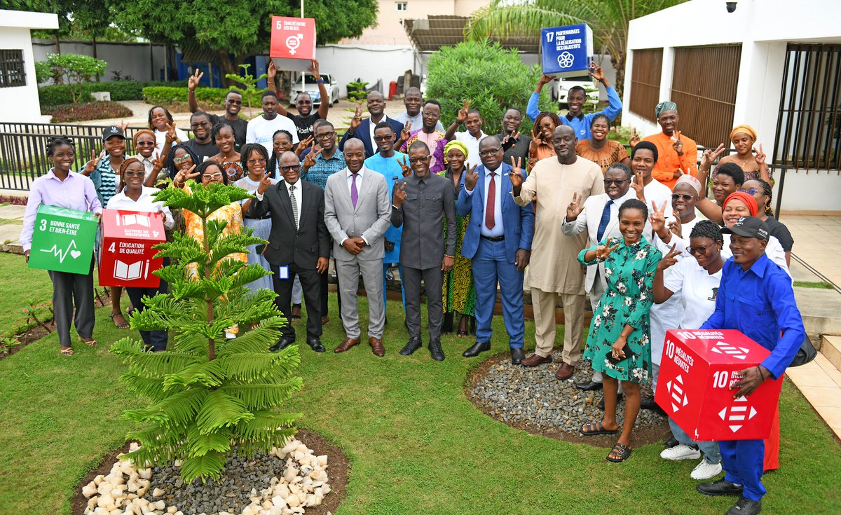 Aujourd’hui, <a href="/UNBenin/">UN Benin</a> &amp; <a href="/gouvbenin/">Gouvernement du Bénin 🇧🇯</a> célèbrent la Journée internationale de la Jeunesse #JIJ2025 avec les jeunes qui font bouger le Bénin 🇧🇯 Thème : « Actions locales des jeunes pour les ODD et au-delà ». #YouthLead #SDGs