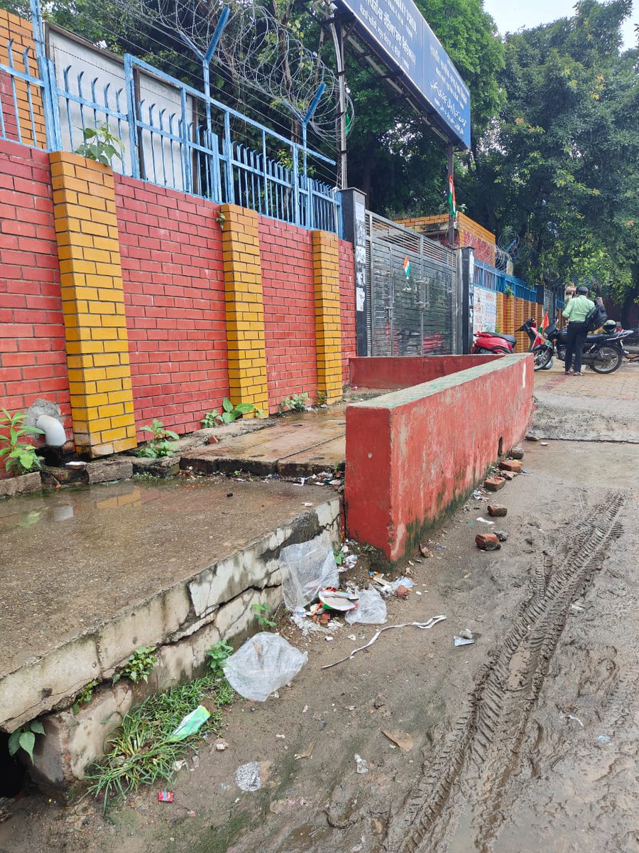 GbssMv's tweet photo. @gbsss_395212 
DAY 4 of Swachhata Shapath (Date: 14/08/2025) 
Pledge on cleanliness taken, cleanliness drive in school and surroundings organised, testimonials taken
@gupta_rekha 
@ashishsood_bjp 
@Dir_Education 
@geeta_jugr96627 https://t.co/3Q0mONfRhV