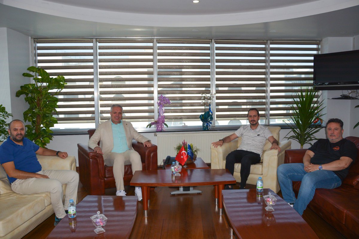 Yeni dönemde Konya Serbest Muhasebeci ve Mali Müşavirler Odası Başkanlığına seçilen, kıymetli dostumuz Mali Müşavir Halil Bıçakcı’yı, 
e-Muhasebem ekibi olarak makamında ziyaret ettik.

Nazik misafirperverliği ve samimi sohbeti için kendisine gönülden teşekkür eder, yeni