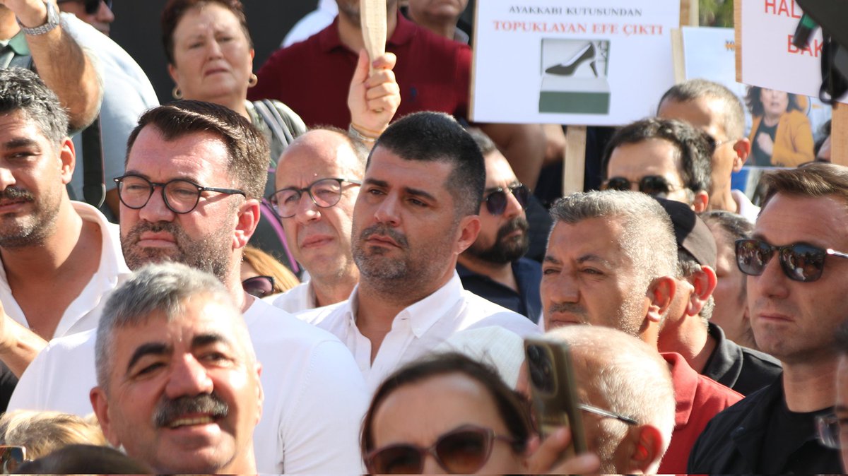 yenipartizmiril's tweet photo. Cesur yürekler Silivri'de, topuklayanlar AKP'de! 

Saray rejiminin 'Ya bendensin ya da Silivri'desin!' şeklindeki zorba anlayışına, topuklayanlara, memleketimizin içinden geçtiği bu karanlık dönemde yoldaşlarımız zindandayken partimizi yarı yolda bırakanlara, yolundan şaşanlara karşı; İl Başkanımız Sayın Şenol Aslanoğlu'nun selamıyla, İl Başkanvekilimiz Barış Özdemir başkanlığında Aydın'da, dayanışmamızı göstermek için Aydın İl Örgütümüzün yanındaydık. 

Bizde topuklu efeler de cesur yürekler de bitmez, ancak seçmeninin oyunu satanlar hesabı yine sandıkta, seçmene verir! Yalnız değilsin @AydinChp !