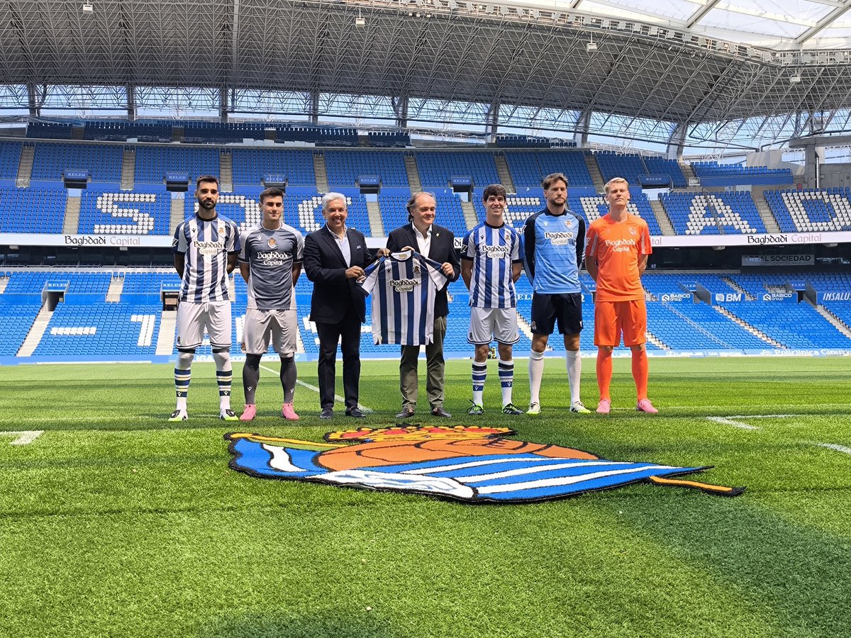 Hoy día no hay publis "molonas" y menos que nos guste cómo se implementan. 
Sin patrocinadores en camis y estadio estaríamos perdiendo ingresos; no haciendo y vendiendo una tercera equipación, también.
Si el escudo centrado de la segunda no tenía ningún fundamento, ahora menos.