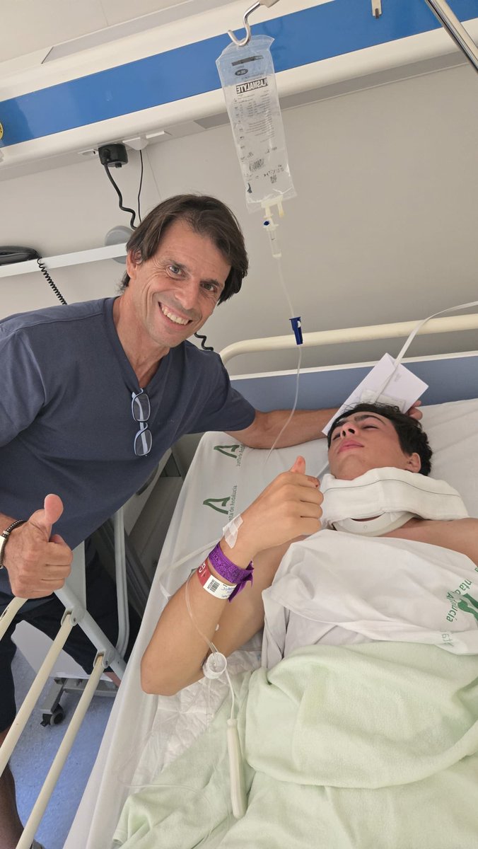 Víctor Blázquez con Daniel Artazos. La operación ha sido esta mañana y ha ido bien. Muy buena noticia.Deseamos una buena recuperación. Fuerza Daniel.