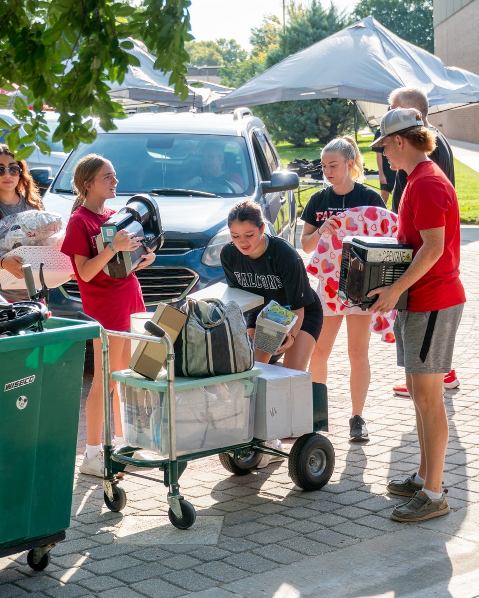 FriendsU's tweet image. Just a few snaps from Move-In Day this morning!! 📦🦅 We are so glad you're here! Tag yourself and friends in the comments 🤩 #MyFriendsU #MoveInDay #FallSemesterStart