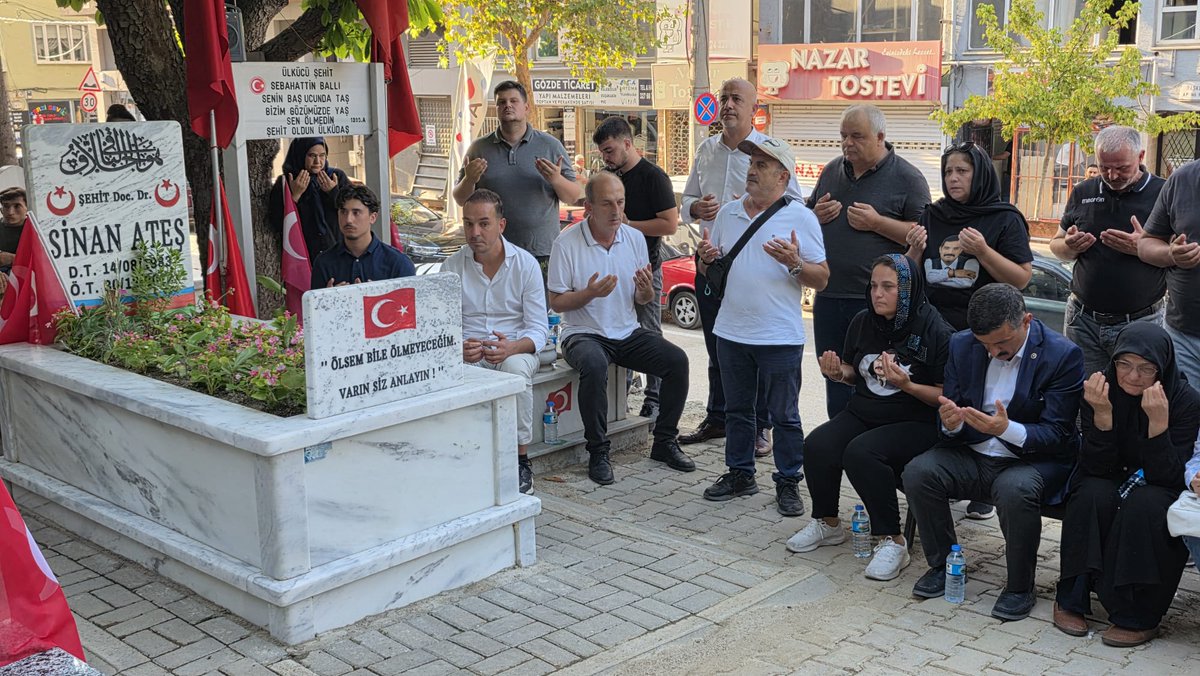 Şehit Doç. Dr. Sinan ATEŞ'i İl Başkanımız İsmail Kaya (<a href="/ismailkaya_16/">İsmail Kaya</a>) , Gençlik Kolları Başkanımız Iskender Kandemir (<a href="/isknderkandemir/">İskender Kandemir</a>) ve yöneticilerimizle birlikte ad gününde kabri başında dualarla andık, göz yaşı dinmeyen muhterem annemizin ve ailesinin acısını bir kez daha