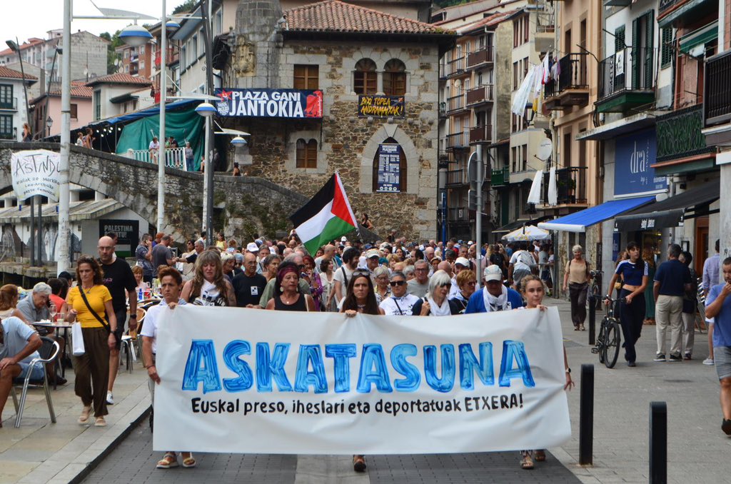 Falta gazkuzenak gogun Andramaixetan! 

Danak ETXEA!↗️↙️

#Etxera