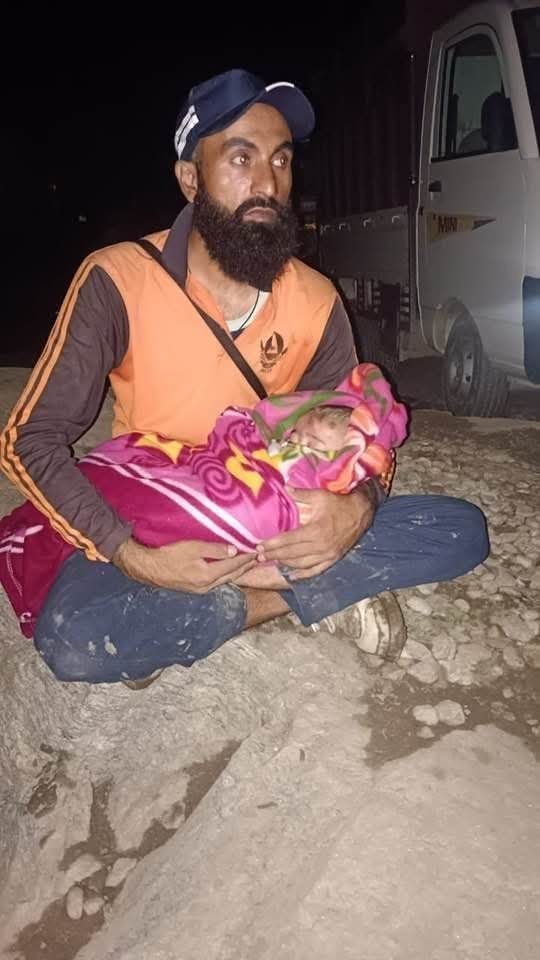 #HeartfeltMoments: Shah Nawaz, a SDRF jawan holding a child whose parents gone missing when a cloud burst hit a Yatra facility in Paddar area of Kishtwar District.