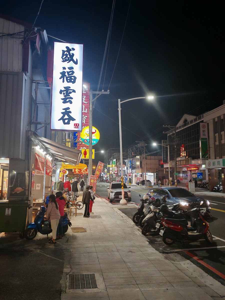 街の灯りは、この町が見せる一番やさしい笑顔✨
人々の笑顔と声が、夜風に溶けていく。