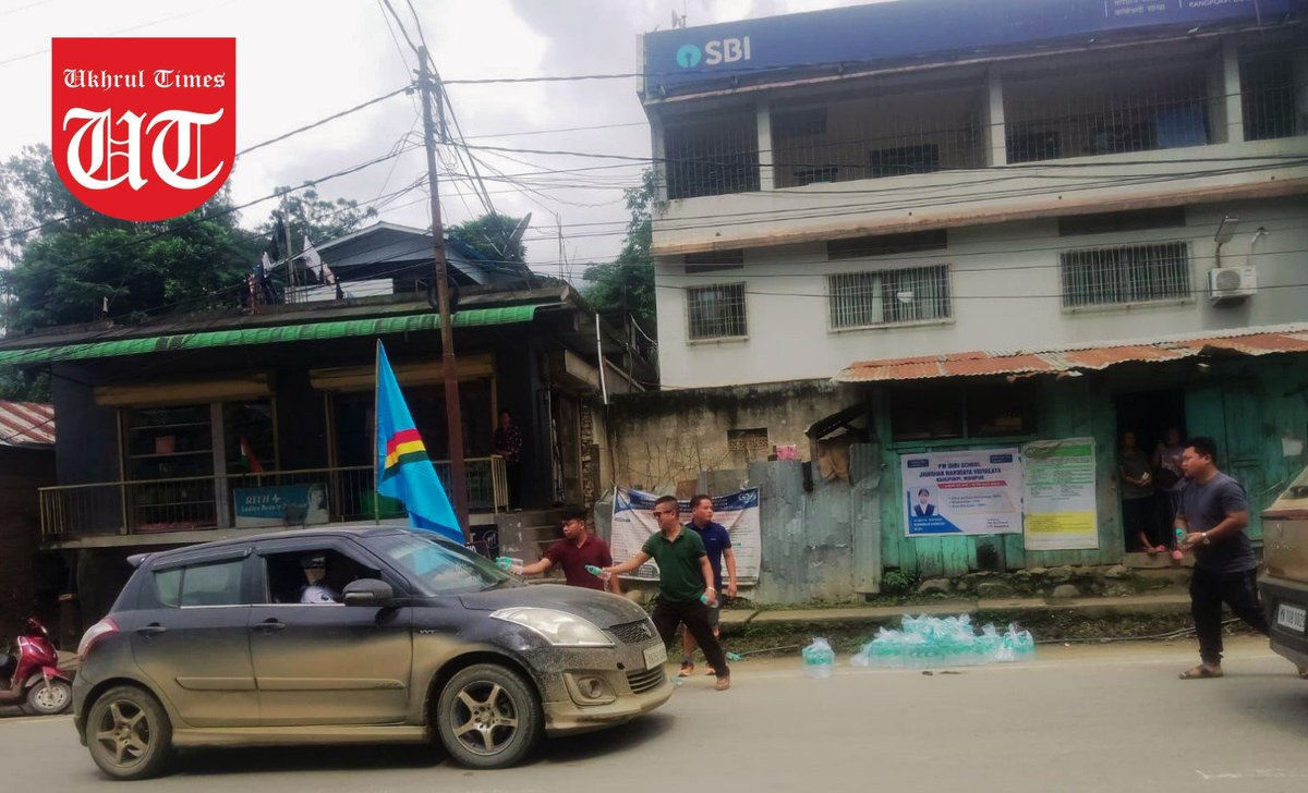 ukhrultimes's tweet image. #UTSnippet: The #Kukis of #KangpokpiDistrict were seen distributing water to participants during the #NagaIndependenceDay rally organized by the  Senapati District Students&apos; Association (SDSA) to mark the 79th Naga Independence Day. #NagaPeople 

Find full speech of Th. Muivah,…