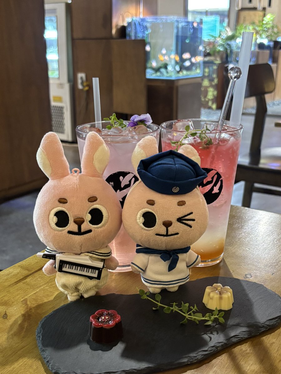 cheeckbo2z's tweet photo. 이어폰 오면 읏쇼읏쇼 씌워죠야지 https://t.co/g6g4bfev0z