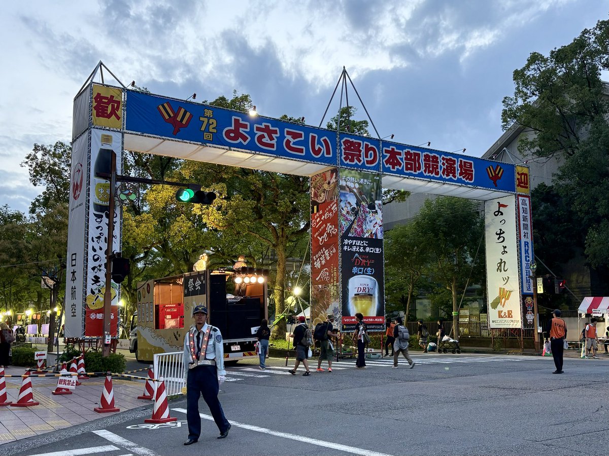 いつしか憧れの地になっていた高知。出場が決まってもなお自分がそこで踊ってる想像ができず現実感がなくて怖くて、傘がビリビリに破ける悪夢を見たりもして。でも実際に踊ってみると想像の何倍も眩しくてお客さんが温かくて色んな人の想いが詰まった場所でした。またこの地で踊れるように頑張ります