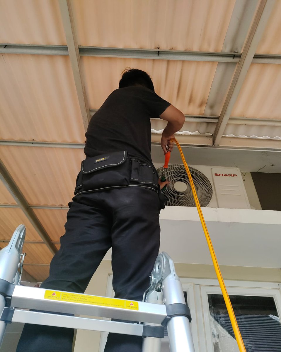 beardinginAC's tweet image. Semprot debu-debu membandel itu Bang, bear dingin AC kita ya kan 🥶