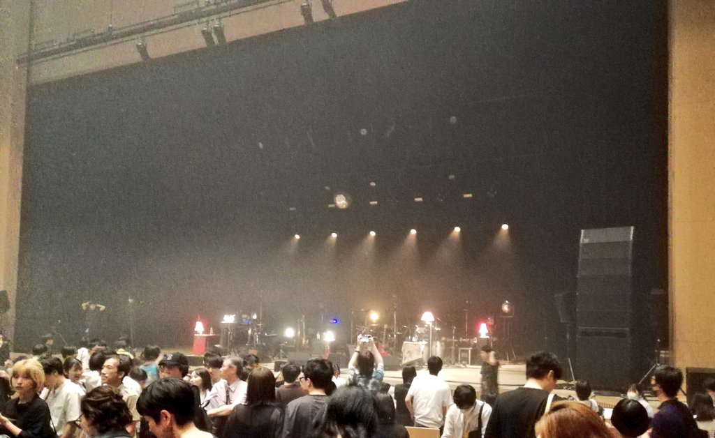 YoshimotoCreate's tweet photo. LINE CUBE シブヤにて、Lampのライブに行ってきました！

有名どころの曲しか知らないミーハーでしたが楽しめました💃

外国の方もチラホラいました🧔

単純に西岡さんのトランペットと榊原さんのフルートが重なると、それだけで癒されました😌

#Lamp https://t.co/81SvQJFjgX
