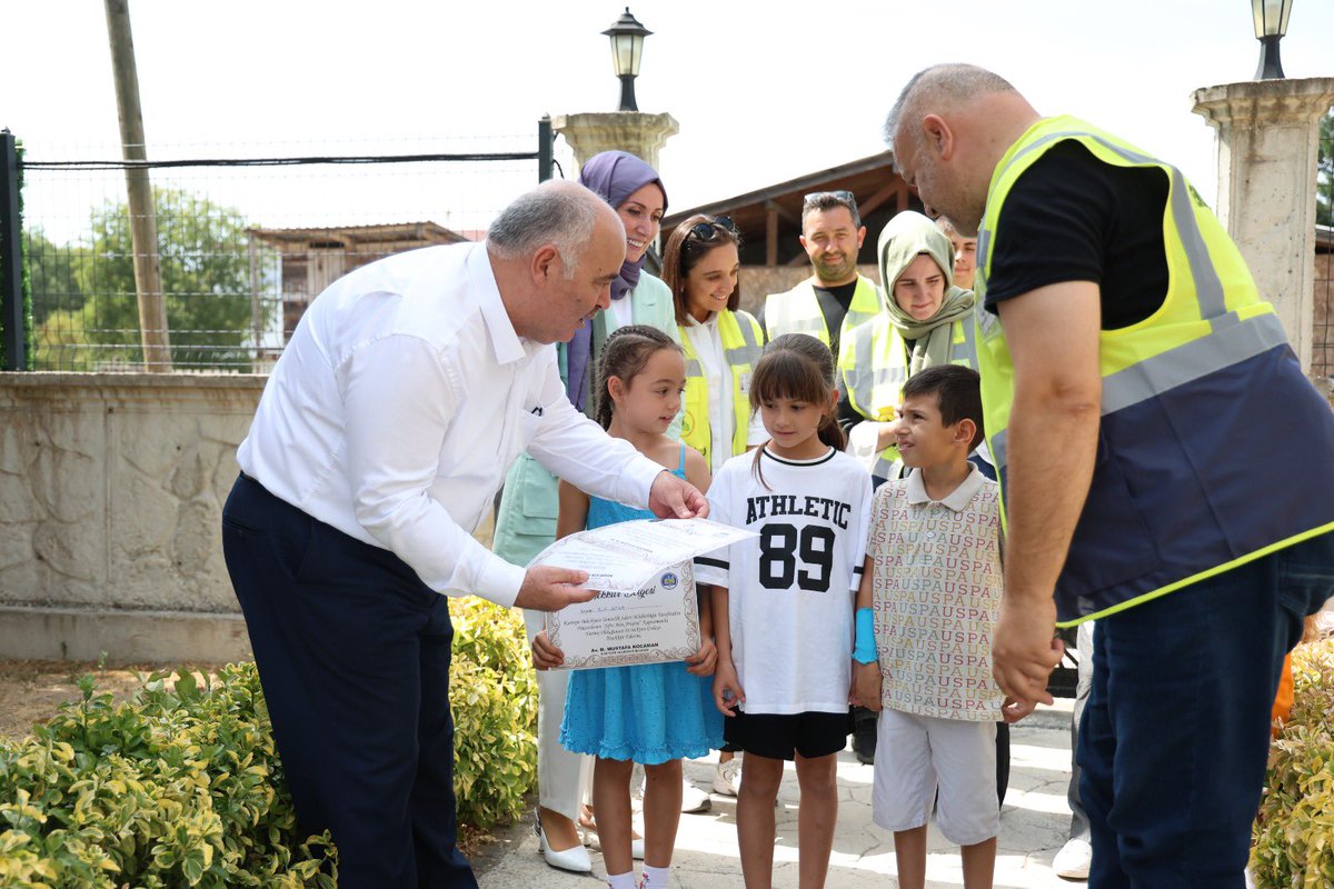 Çevreye duyarlı davranışlarıyla örnek olan çocuklarımızı Çevre Kahramanı ilan ettik. 🌱💚

Muhammet Emin Bingöl, Amine Elin Bingöl, Elif Reka ve İpek Reka’ya sertifika ve rozetlerini takdim ederek hediyelerini ulaştırdık. 🎁👏

Geleceğimizin çevre dostu kahramanlarına teşekkür