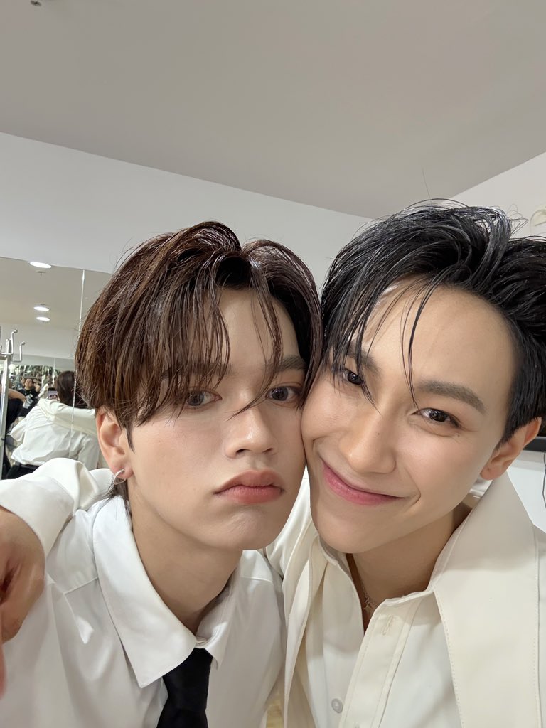 แฟนคอนจบไปแล้ว สมบูรณ์ทุกอย่างแบบที่เราสองคนอยากให้เป็น อยากขอบคุณแฟนๆ เพื่อนๆ ทีมงานทุกคน และผู้ใหญ่ทุกท่าน ถ้าไม่มีทุกคนก็คงไม่มีแฟนคอนและไม่มีเราสองคนในวันนี้ รักมากจริงๆ หวังว่าทุกคนจะมีความสุขและเก็บไว้เป็นความทรงจำที่ดีของทุกคนตลอดไปนะครับ ☀️🌙⭐️

JUNIORMARK ENDLESS