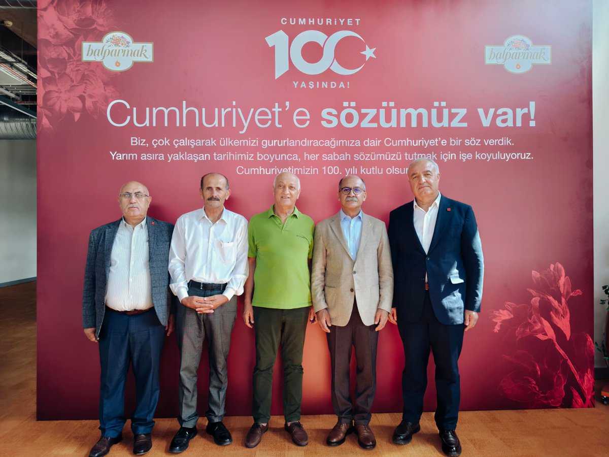 arslanibrahimss's tweet image. Çekmeköy’den Bal Sektörüne Gurur Veren Ziyaret.

Çekmeköy İlçe Başkanımız ve beraberimizdeki heyet ile birlikte, ülkemizin bal sektöründe dünya çapında bir marka olan #Balparmak işletmesini ziyaret ettik.

Ar-Ge, laboratuvar, üretim, paketleme ve diğer süreçleri yerinde