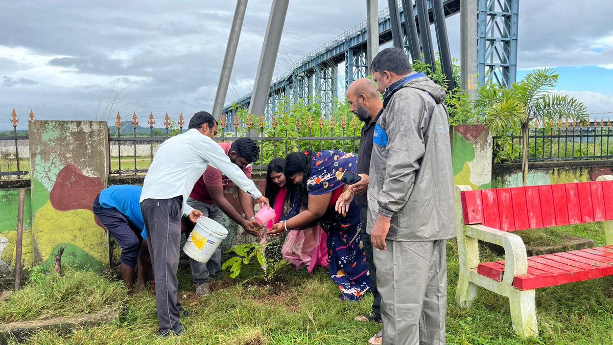Anandapur Municipality organised Mass Cleaning  &amp; Plantation drive in presence of Chairperson, Counciller, Office staffs &amp; swachhasathies under Har Ghar Tiranga Har Ghar Swachata <a href="/HUDDeptOdisha/">H & UD Dept</a> <a href="/IPR_Odisha/">I & PR Department, Odisha</a> <a href="/DudaKeonjhar/">DUDA KEONJHAR</a> 
#SwachhaSundarAmaKendujhar
#HarGharTirangaHarGharSwachhata