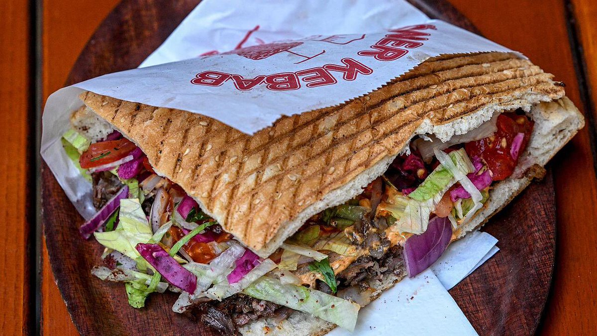 ameliesrg's tweet photo. Wieso gibt es eigentlich nirgendwo mehr Döner Läden die dieses Fladen Brot benutzen??? 

Stattdessen bekommt man inzwischen so ein hässliches Kleines rundes Fladen Brot https://t.co/QVYnBxaVpI