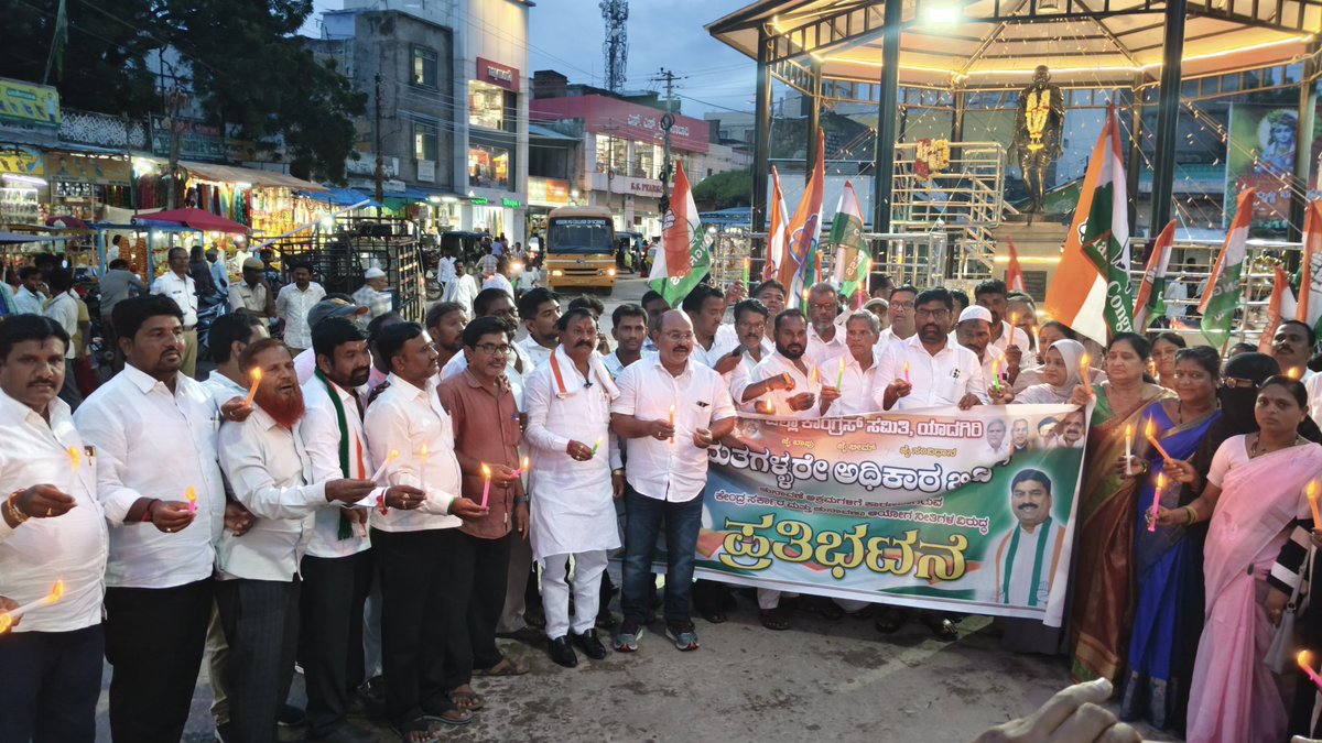 SKardalli's tweet photo. ಇಂದು ಜಿಲ್ಲಾ ಕಾಂಗ್ರೆಸ್ ವತಿಯಿಂದ ಯಾದಗಿರಿ ನಗರದ ಗಾಂಧಿ ಚೌಕ್ ನಲ್ಲಿ ಎಐಸಿಸಿ ಸೂಚನೆ ಮೇರೆಗೆ *ಮತ ಕಳ್ಳರೇ  ಅಧಿಕಾರ ಬಿಟ್ಟು ತೊಲಗಿ* ಎಂದು ಕ್ಯಾಂಡಲ್ ಲೈಟ್ ಮಾರ್ಚ್ ಪ್ರತಿಭಟನೆ ಮಾಡಲಾಯಿತು   ಎಲ್ಲಾ ಮುಂಚೂಣಿ ಅಧ್ಯಕ್ಷರು ಎಲ್ಲಾ ಸೆಲ್ ಅಧ್ಯಕ್ಷರು   ಹಾಗೂ ಪಕ್ಷದ ಮುಖಂಡರು ಕಾರ್ಯಕರ್ತರು ಪ್ರತಿಭಟನೆಯಲ್ಲಿ ಭಾಗವಹಿಸಿ ಯಶಸ್ವಿಗೊಳಿಸಿದರು https://t.co/SBrCId5Op7