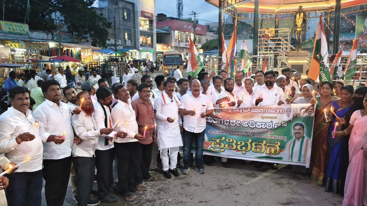 SKardalli's tweet photo. ಇಂದು ಜಿಲ್ಲಾ ಕಾಂಗ್ರೆಸ್ ವತಿಯಿಂದ ಯಾದಗಿರಿ ನಗರದ ಗಾಂಧಿ ಚೌಕ್ ನಲ್ಲಿ ಎಐಸಿಸಿ ಸೂಚನೆ ಮೇರೆಗೆ *ಮತ ಕಳ್ಳರೇ  ಅಧಿಕಾರ ಬಿಟ್ಟು ತೊಲಗಿ* ಎಂದು ಕ್ಯಾಂಡಲ್ ಲೈಟ್ ಮಾರ್ಚ್ ಪ್ರತಿಭಟನೆ ಮಾಡಲಾಯಿತು   ಎಲ್ಲಾ ಮುಂಚೂಣಿ ಅಧ್ಯಕ್ಷರು ಎಲ್ಲಾ ಸೆಲ್ ಅಧ್ಯಕ್ಷರು   ಹಾಗೂ ಪಕ್ಷದ ಮುಖಂಡರು ಕಾರ್ಯಕರ್ತರು ಪ್ರತಿಭಟನೆಯಲ್ಲಿ ಭಾಗವಹಿಸಿ ಯಶಸ್ವಿಗೊಳಿಸಿದರು https://t.co/SBrCId5Op7