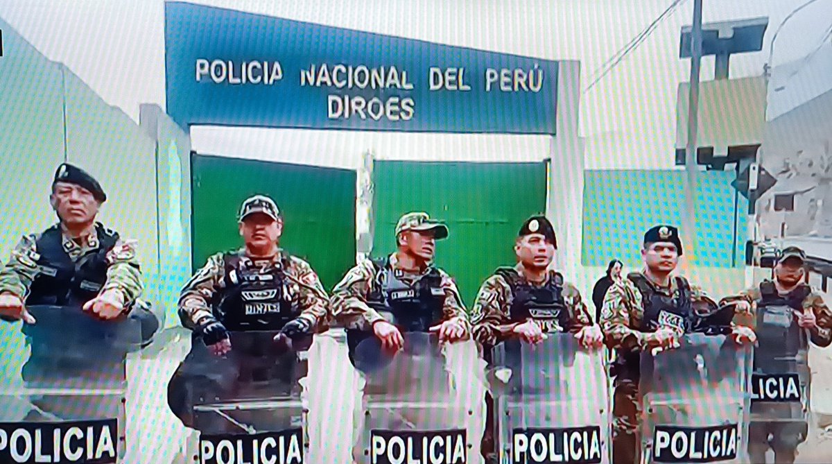 NiqueJorge's tweet photo. 🥴👉EN INSTANTES..LLEGADA DE MARTÍN VIZCARRA, A LA DINOES ( PENAL DE BARBADILLO) A CUMPLIR PRISIÓN PREVENTIVA POR 5 MESES.. DICTADA POR EL PODER JUDICIAL. https://t.co/aHol78P520
