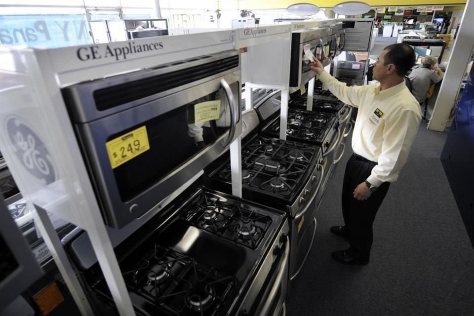 RealArturoH's tweet photo. 🚨💸 Se van más empresas de México

GE Appliances decidió trasladar la fabricación de estufas de México a Estados Unidos, donde invertirá 3 mil millones de dólares. Luminar Technologies, dedicada a fabricar sensores para la industria automotriz, también se despide: “México ya no es el mejor fit”, dijeron, y moverán su producción a Tailandia. A esto se suma el interés de AT&T por vender sus activos en el país.

Quien tenga ojos, que vea.