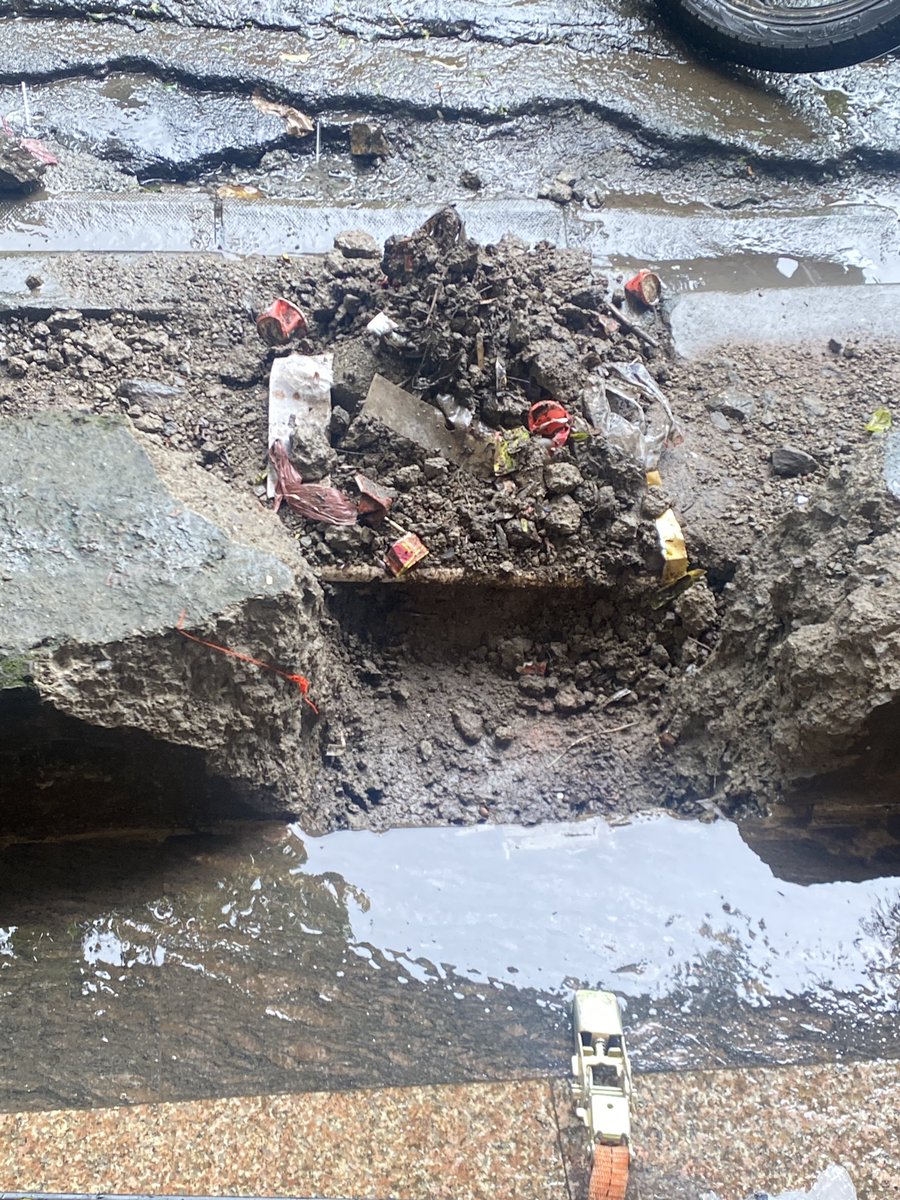TurmericTruffle's tweet photo. @timesofindia 
This is the state of infrastructure works in Thane on Gladys Alwares Road near Lok Puram. Oblivious to the uneven footpaths / roads and garbage strewn around, the contractor  has been instructed to fix barricades on the footpath in the wet season - just dig &amp; fix!! https://t.co/qEu0dOvNDr