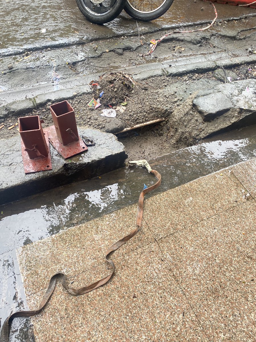 TurmericTruffle's tweet photo. @timesofindia 
This is the state of infrastructure works in Thane on Gladys Alwares Road near Lok Puram. Oblivious to the uneven footpaths / roads and garbage strewn around, the contractor  has been instructed to fix barricades on the footpath in the wet season - just dig &amp; fix!! https://t.co/qEu0dOvNDr
