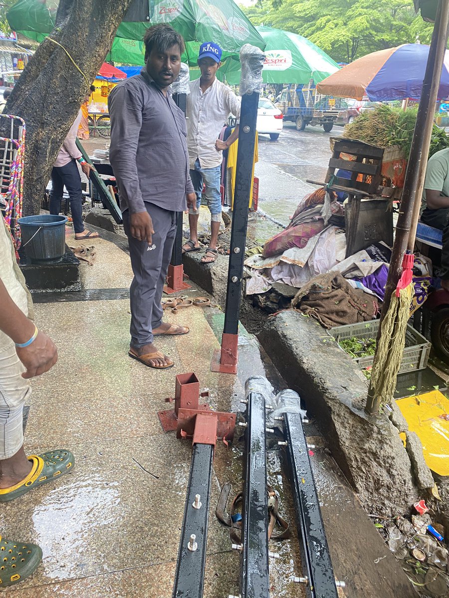 TurmericTruffle's tweet photo. @timesofindia 
This is the state of infrastructure works in Thane on Gladys Alwares Road near Lok Puram. Oblivious to the uneven footpaths / roads and garbage strewn around, the contractor  has been instructed to fix barricades on the footpath in the wet season - just dig &amp; fix!! https://t.co/qEu0dOvNDr