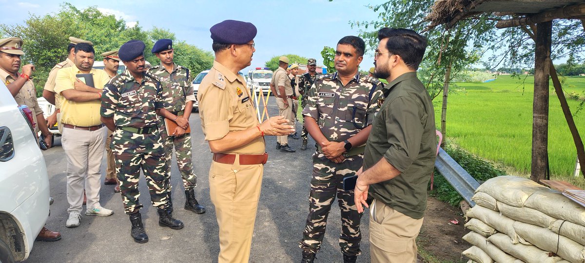 shravastipolice's tweet photo. स्वतंत्रता दिवस की पूर्व संध्या पर #DMSVI श्री अजय कुमार द्विवेदी, #SPSVI श्री घनश्याम चौरसिया व #SSB कमांडेंट द्वारा शांति एवं सुरक्षा व्यवस्था बनाए रखने हेतु इंडो नेपाल सीमा के सुइया व असनहरिया क्षेत्र में फ्लैग मार्च किया गया, संबंधित को आवश्यक दिशा निर्देश दिए। https://t.co/4kTKj8nAYj