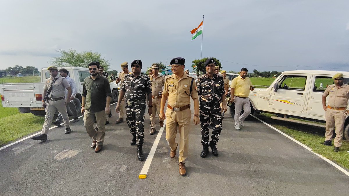 shravastipolice's tweet photo. स्वतंत्रता दिवस की पूर्व संध्या पर #DMSVI श्री अजय कुमार द्विवेदी, #SPSVI श्री घनश्याम चौरसिया व #SSB कमांडेंट द्वारा शांति एवं सुरक्षा व्यवस्था बनाए रखने हेतु इंडो नेपाल सीमा के सुइया व असनहरिया क्षेत्र में फ्लैग मार्च किया गया, संबंधित को आवश्यक दिशा निर्देश दिए। https://t.co/4kTKj8nAYj