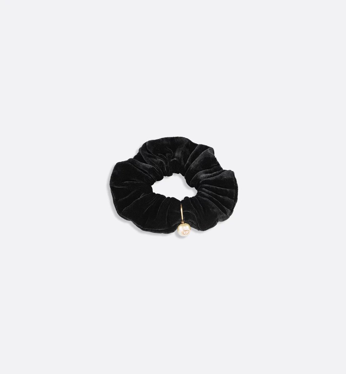 usauuuusa777's tweet image. DIORのシュシュとかバレッタ可愛すぎるし一桁で買えるから欲しいな〜🎀