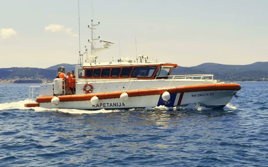 U posljednja 2 dana timovi 🚁 i 🚤 proveli su sveukupno 5 intervencija diljem 🇭🇷. Korčula, Vojnić, Hvar, Gradac i Rab  upisani su na kartu uspješnih akcija kojima su spašeni životi. Hvala od srca svim timovima hitne medicinske službe, a pacijentima želimo brz oporavak!