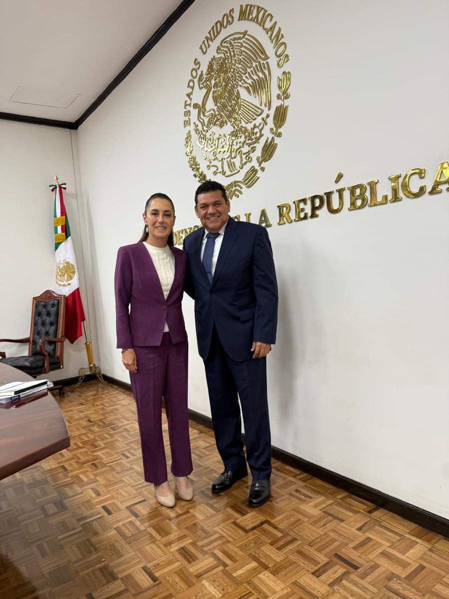 TabascoJavier's tweet photo. Esta mañana nos reunimos en Palacio Nacional con la Presidenta @Claudiashein para revisar los avances de la estrategia en materia de seguridad. https://t.co/xZKEnITQPb