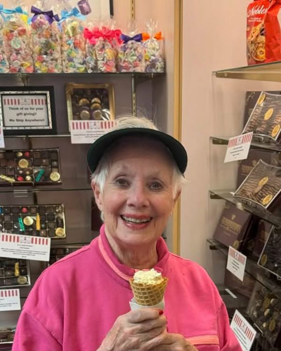 its_The_Dr's tweet photo. This is a Recent picture of a well known 91 year old lady, do you know who this is? https://t.co/otAYV9mH0y