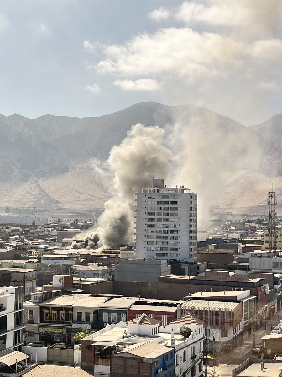 Gameover___'s tweet photo. Incendio entre vivar y Barros Arana aprox . #Iquique #iquique https://t.co/IqdKcvaZgO