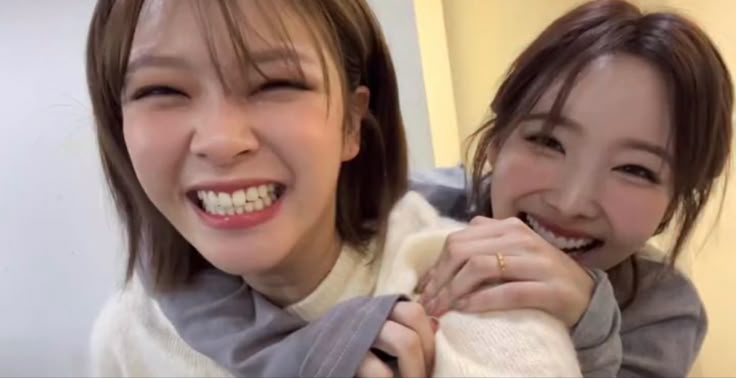 2yeon, texting au 

babasının iflas etmesiyle gangnamdan daeguya taşınıp yepyeni bir hayata başlayan lim nayeon ilgisini hiçte çekmeyen bir hesabın dm kutusunda bulmuştur kendini