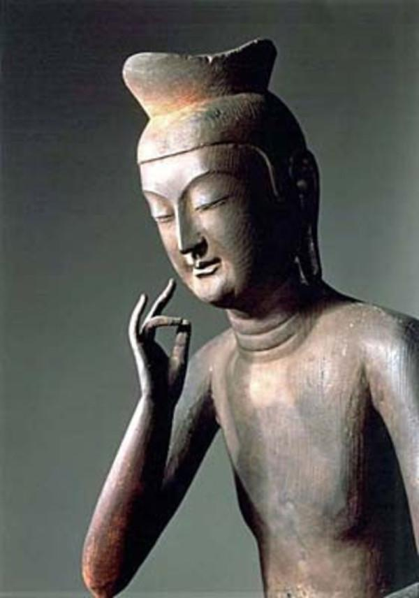 弥勒菩薩像、 日本京都广隆寺弥勒菩萨半腿像（冠弥勒）七世纪飞鸟时代。 这是日本